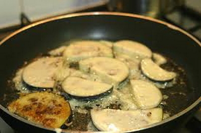 обсмажуємо баклажани в сковороді