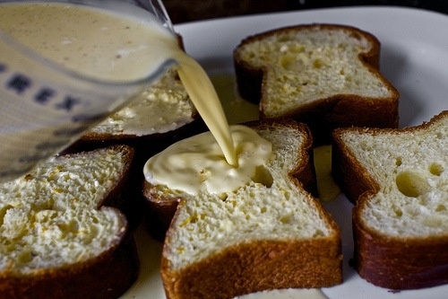 заливаємо хліб кремом