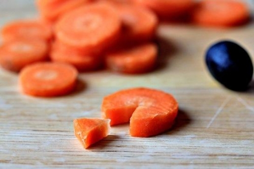 Нарізаємо кільцями моркву і вирізаємо в ньому трикутник