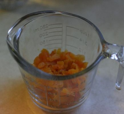 нарізаємо курагу