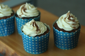 викладаємо крем на тістечко