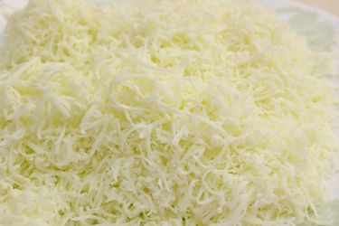 натираємо сир на тертці