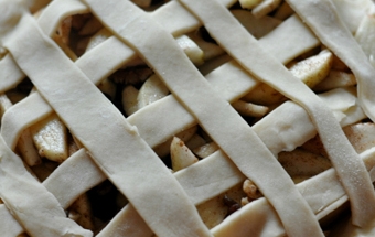 викладаємо смужки тесту на поверхню пирога