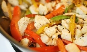 Додаємо куряче м'ясо