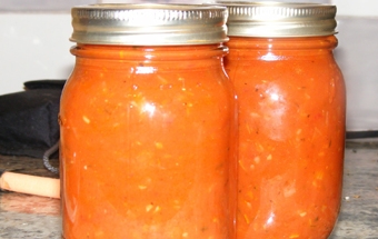 переливаємо соус Маринара в банки