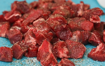 свинину нарізаємо на шматочки