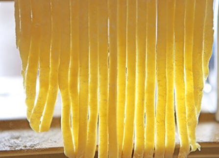 Нарізаємо тісто смужками