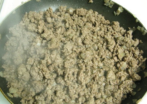 обсмажуємо фарш з цибулею