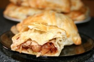 Слойки з яблуками