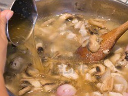 заливаємо грибну засмажку бульйоном