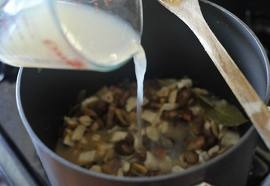 знову заливаємо гриби бульйоном