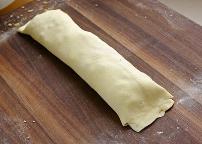 приадвилваем краї рулету пальцями