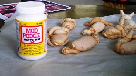 обмазуємо саморобку спеціальним клеєм