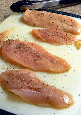 перчимо і солимо куряче філе