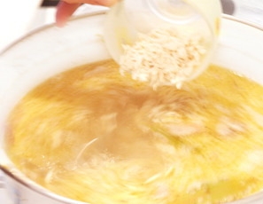 робимо в бульйоні воронку і додаємо затірку