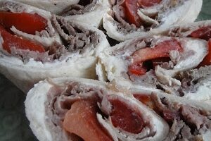 Закусочні рулетики з яловичиною