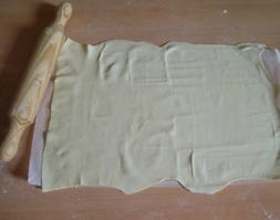 розкачуємо тісто