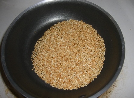 Кунжут обсмажуємо на сухій сковороді