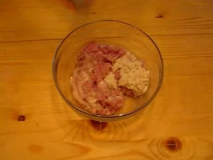 подрібнюємо м'ясо та хліб