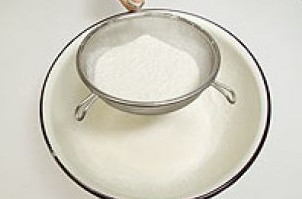 просіваємо крохмаль через сито