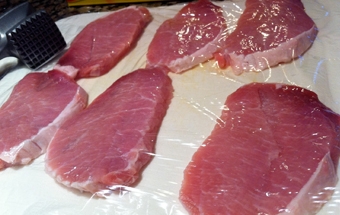 свинину нарізаємо на шматочки на відбивні