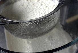 просіваємо борошно