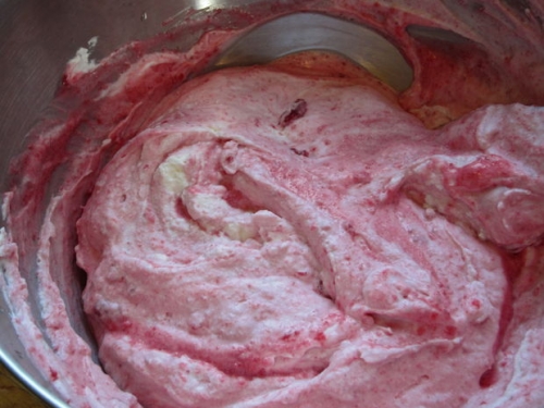 змішуємо ягоди з вершками