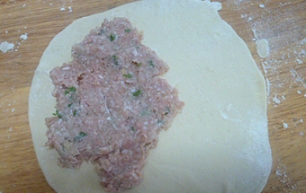 викладаємо начинку на корж