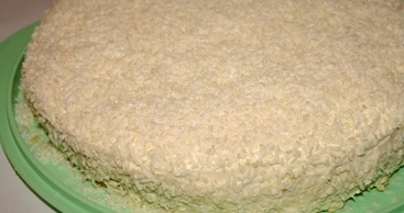 Обсипаємо торт кокосовою стружкою