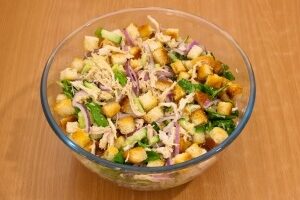 Сирний салат з сухариками