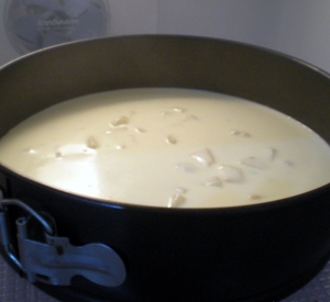 переливаємо рідку начинку у форму для запікання