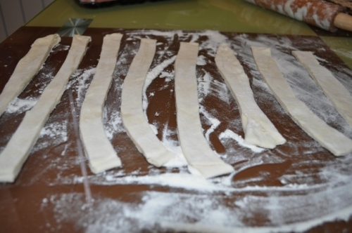 нарізаємо тісто на смужки