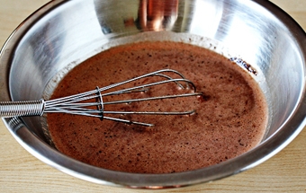 змішуємо борошно з цукрово-яєчною сумішшю