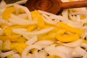 цибулю і перець на сковороді