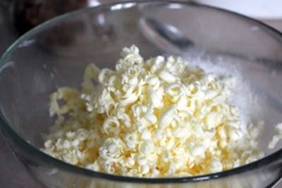 натираємо на тертці вершкове масло
