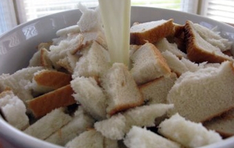 замочуємо хліб у молоці