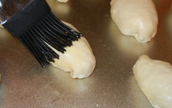 змащуємо пиріжки збитим жовтком з молоком