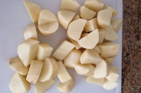 нарізаємо на шматочки картоплю
