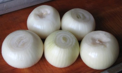 Відчищаємо цибуля від лушпиння