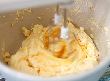 збиваємо масло з цукром