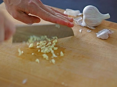 дрібно рубаємо часник