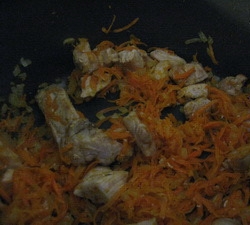 обсмажуємо м'ясо з овочами