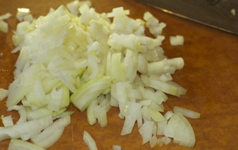 подрібнюємо цибулю