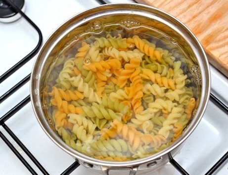 макарони в каструлі на плиті