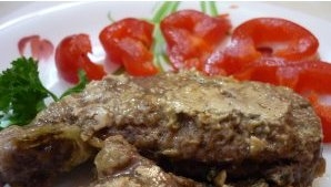 Печінка яловича, томлена в вершках