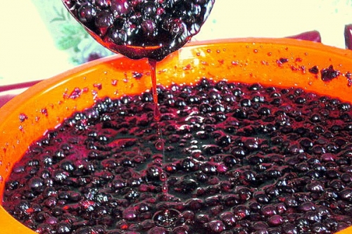 смродина в ложці з сиропом