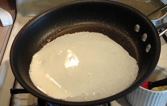 наливаємо тісто на сковороду