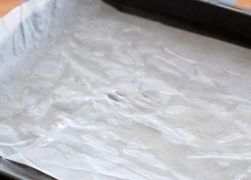 устеляємо пергаментом деко