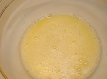 збиваємо куряче яйце