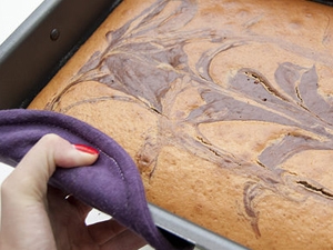 залишаємо готовий кекс в стороні, щоб він охолов